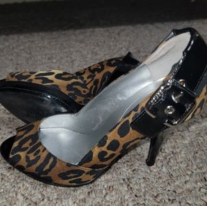 GUESS Cheetah print open toe platform heels Sz 7.5